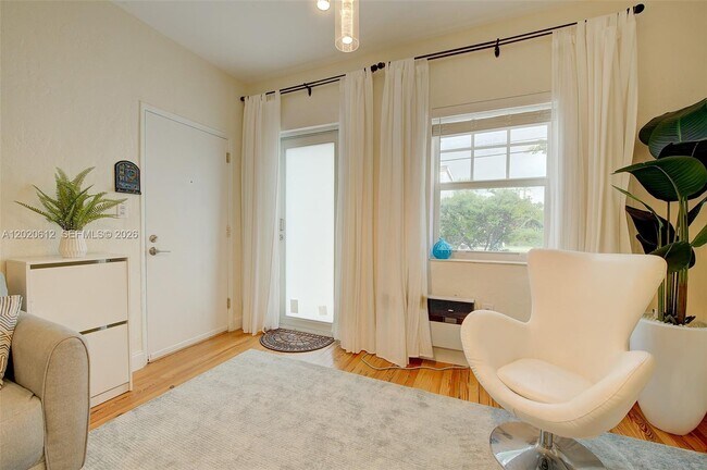 Foto del edificio - 2463 Pine Tree Dr