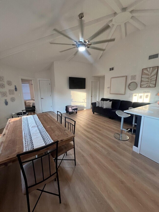 Foto del edificio - 2040 Falconhurst Pl