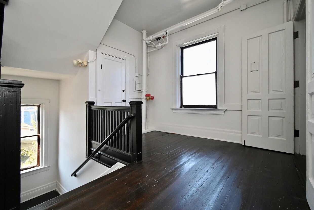 Primary Photo - 738 York St