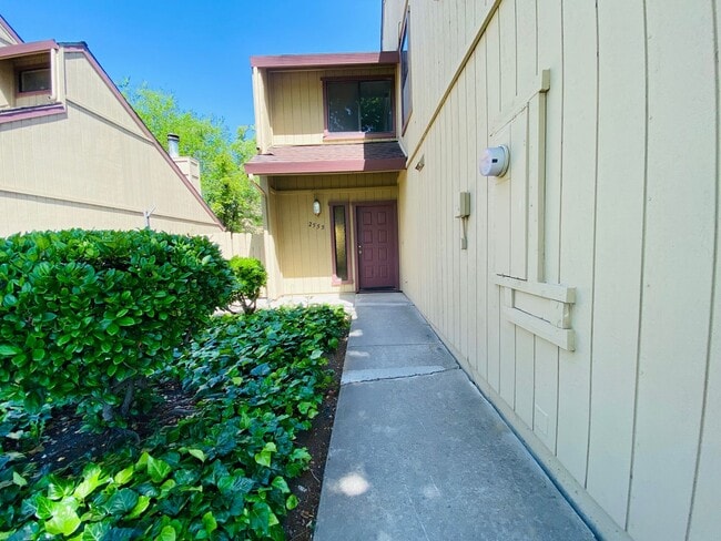 Building Photo - $400 Move-In Bonus