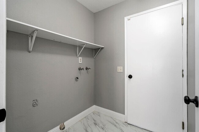 Foto del edificio - 5817 Jamaica Ln