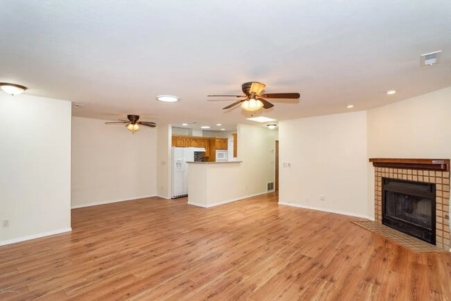 Foto del edificio - 4 bedroom 3 bath 2 car garage- Large Townhome In *Timber Ridge Subdivision*