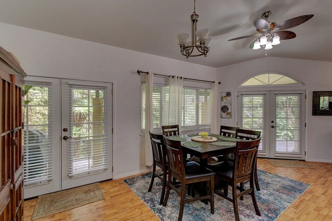 Building Photo - Beautiful 3 bedroom 2 bath PET FRIENDLY ho...