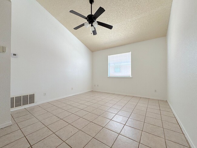 Building Photo - East El Paso 3 bed Refirg A/C