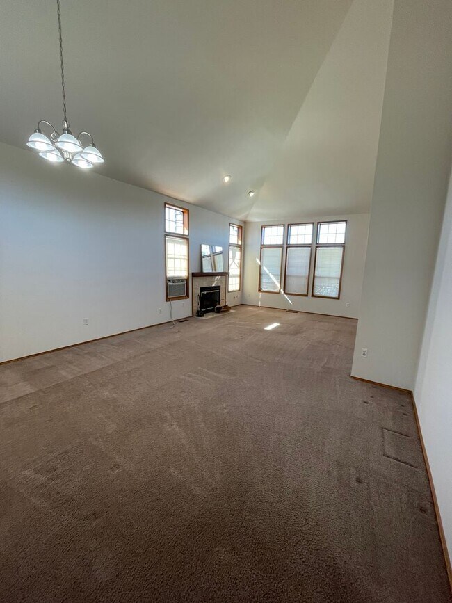 Building Photo - 3 Bedroom 2.5 Bath NE Tacoma Single Family...