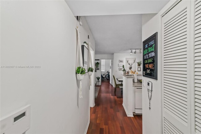 Building Photo - 520 SW 111th Ave