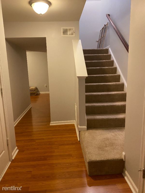 Building Photo - 3 br, 4 bath Townhome - 214 Monticello Sq