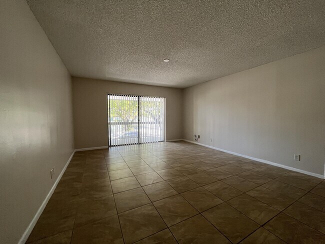 Foto del edificio - 4021 N University Dr