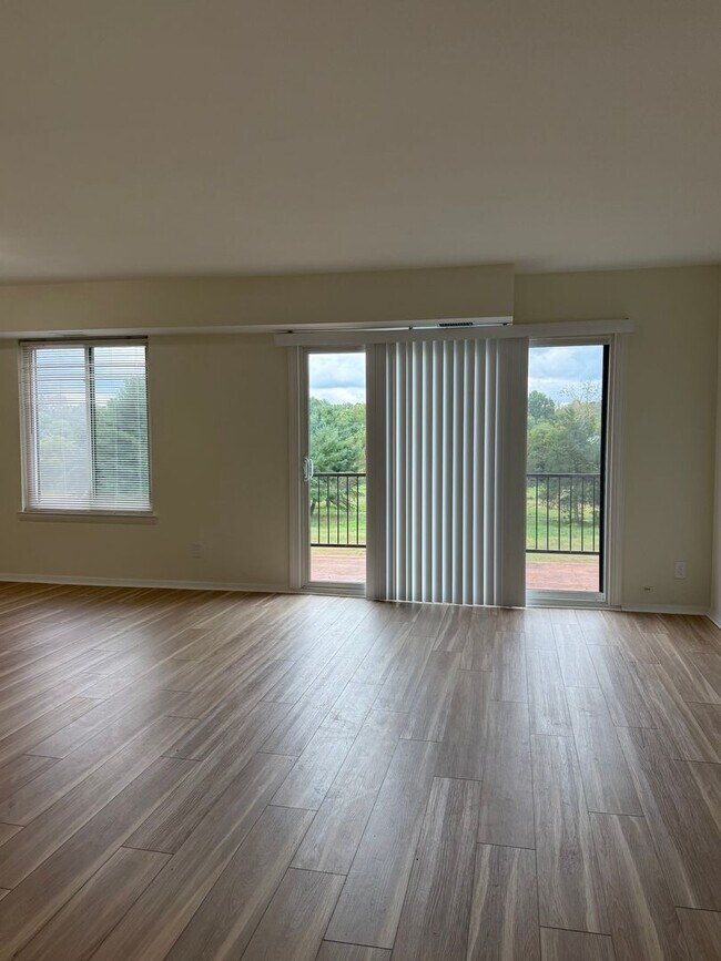 Building Photo - Renovated 2 Bedroom With Views