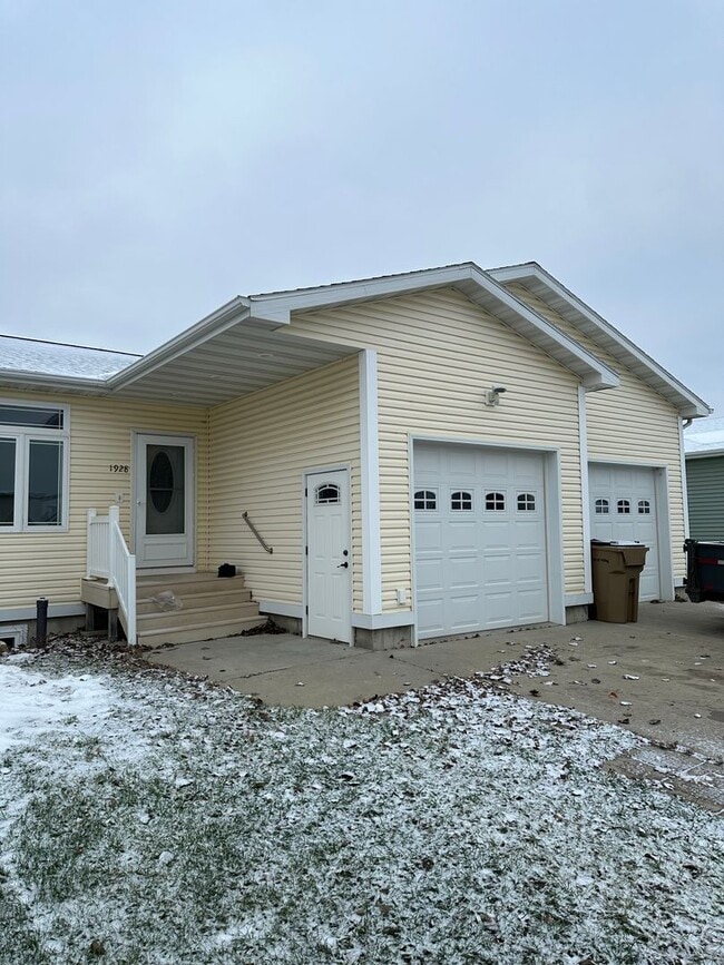 Building Photo - 4 Bedroom Townhome