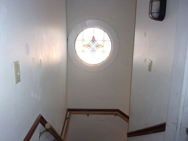 Building Photo - 2 Bedroom 1 Bath Apartment with Private Deck