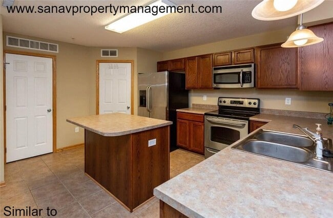 Building Photo - Charming 2 Bed, 1.5 Bath Townhome with 1-Car Garage in West Des Moines