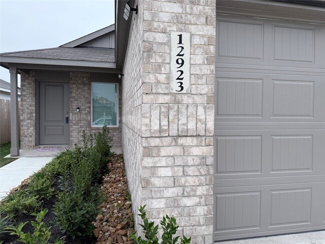 Foto del edificio - 12923 Shells Ln