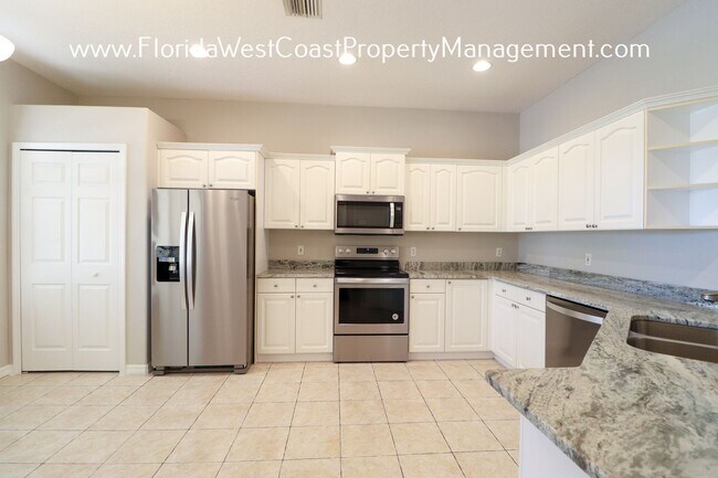 Building Photo - LOVELY 3 BEDROOM/ 2 BATH PLUS FENCED YARD!...
