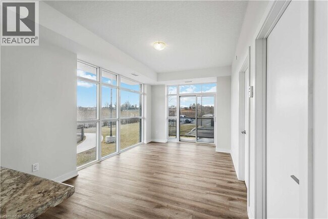 Photo du bâtiment - 600 N Service Rd