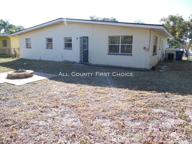 Building Photo - Spacious Home close to Entertainment