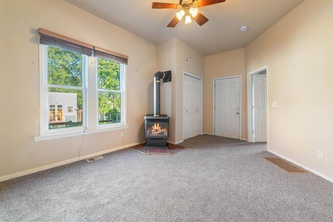 Foto del edificio - 325 E 8th St