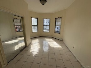 Building Photo - 104 Oak St