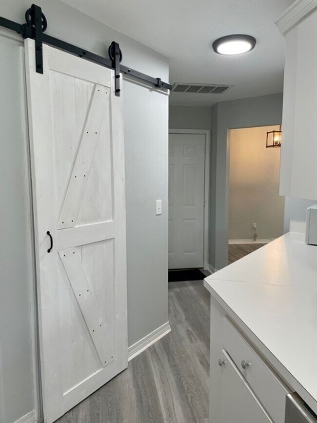 Foto del edificio - Newly UPDATED 3/2 HOME located in the HEAR...