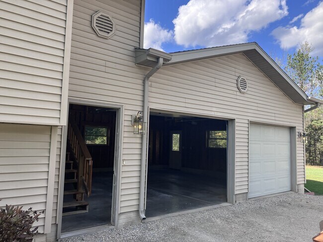 Puerta lateral y garaje adjunto. - N5223 Tamarack Ln