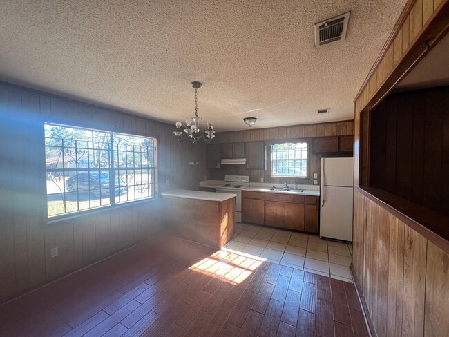 Building Photo - Home For Rent