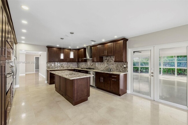 Building Photo - 633 Solar Isle Dr