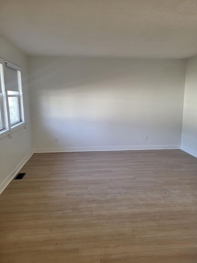 Building Photo - *Newly Renovated* Premium Style 2-Bedroom Apartment Home