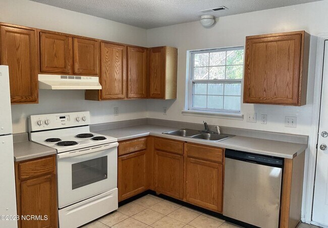 Foto del edificio - This adorable two bedroom two bath duplex ...