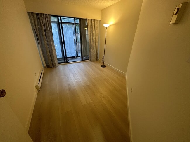 Building Photo - 3136 Kingsway