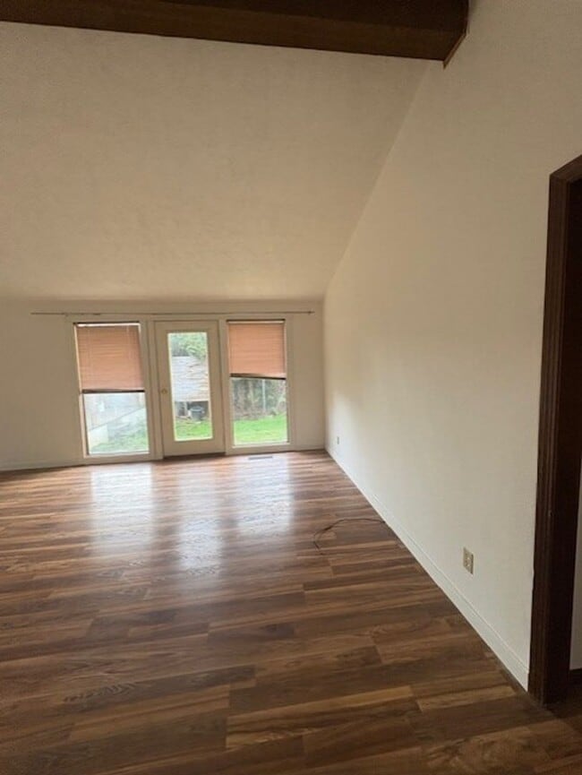 Building Photo - 3 bedroom/2 bath home