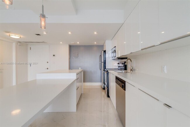 Building Photo - 5701 Collins Ave
