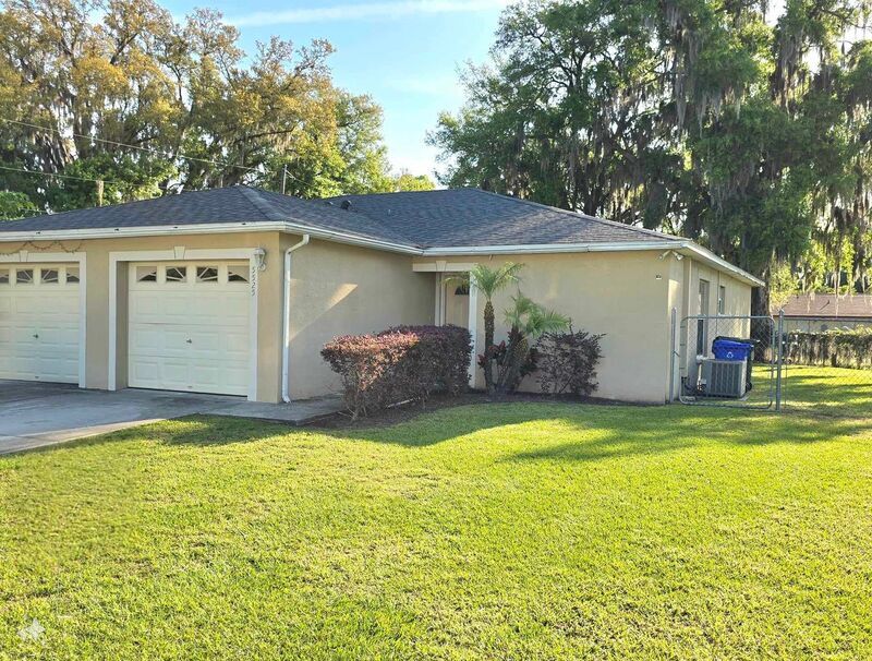 Foto principal - 5525 Yale St