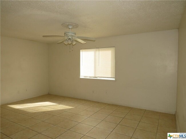 Building Photo - 507 E Beeline Ln