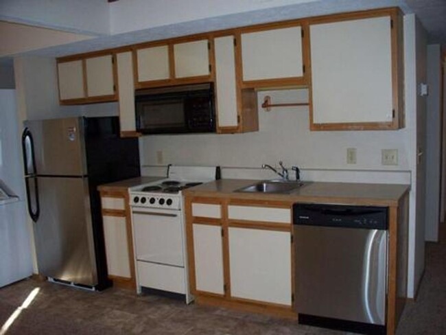 Building Photo - Second floor 2 bedroom 2 bathroom loft Apa...