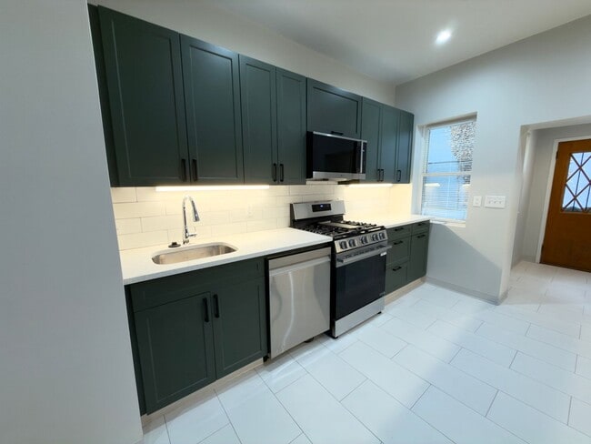 Building Photo - 3 bed 2.5 bath townhome - New Renovation