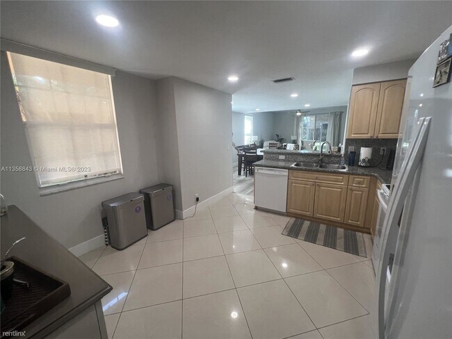 Foto del edificio - 4 br, 2.5 bath House - 1483 Barcelona Way ...