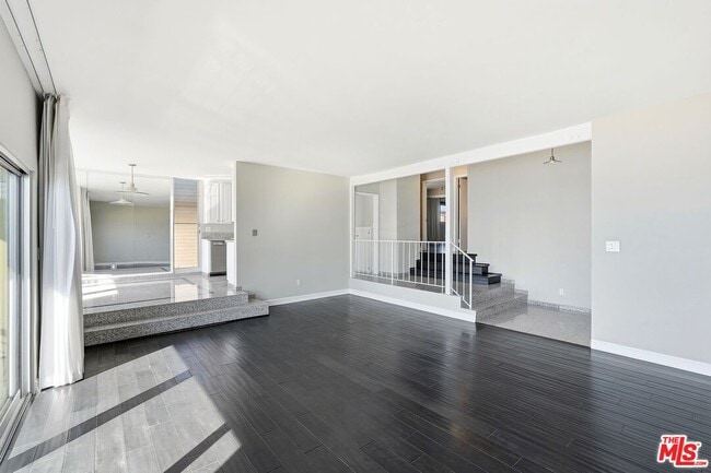 Foto del edificio - 18065 Coastline Dr