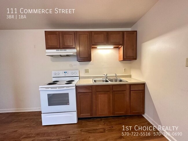 Building Photo - 3 bedroom half double with most utilities ...