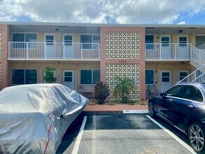 Building Photo - 2909 Middle River Dr
