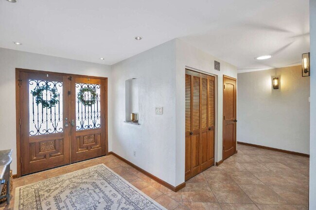 Foto del edificio - Rare Arcadia Proper Five  Bedroom Home now...