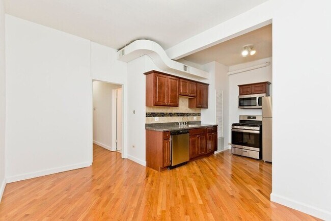 Building Photo - 301 S Halsted St