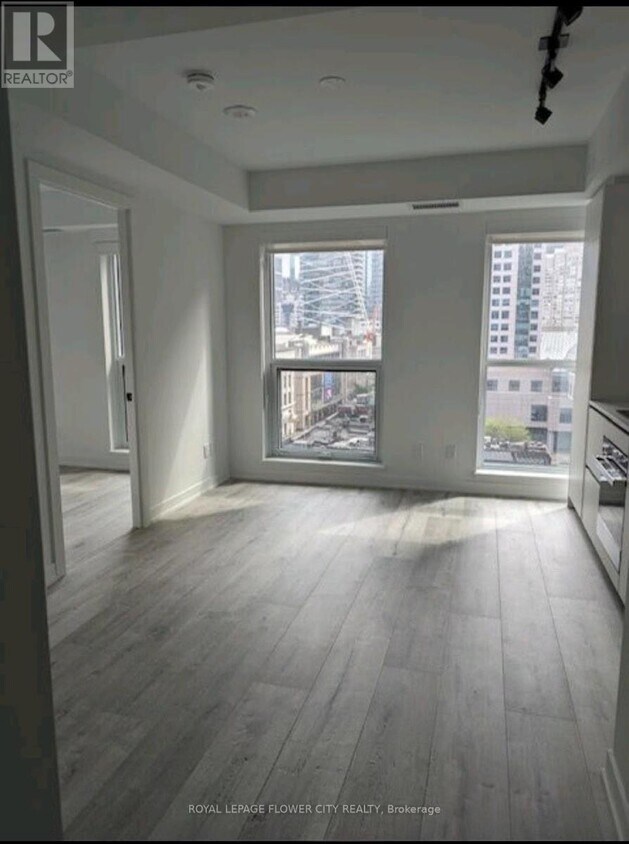 Building Photo - 327 King St W