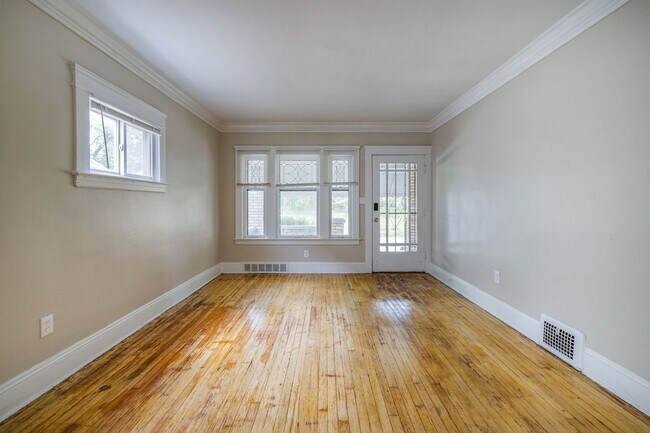 Foto del edificio - 12401 Parkhill Ave