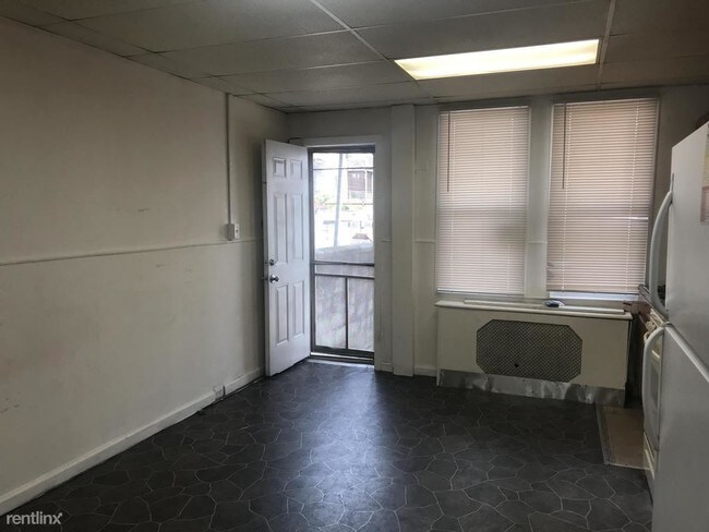 Building Photo - 3 br, 1 bath Townhome - 2616 McElderry St