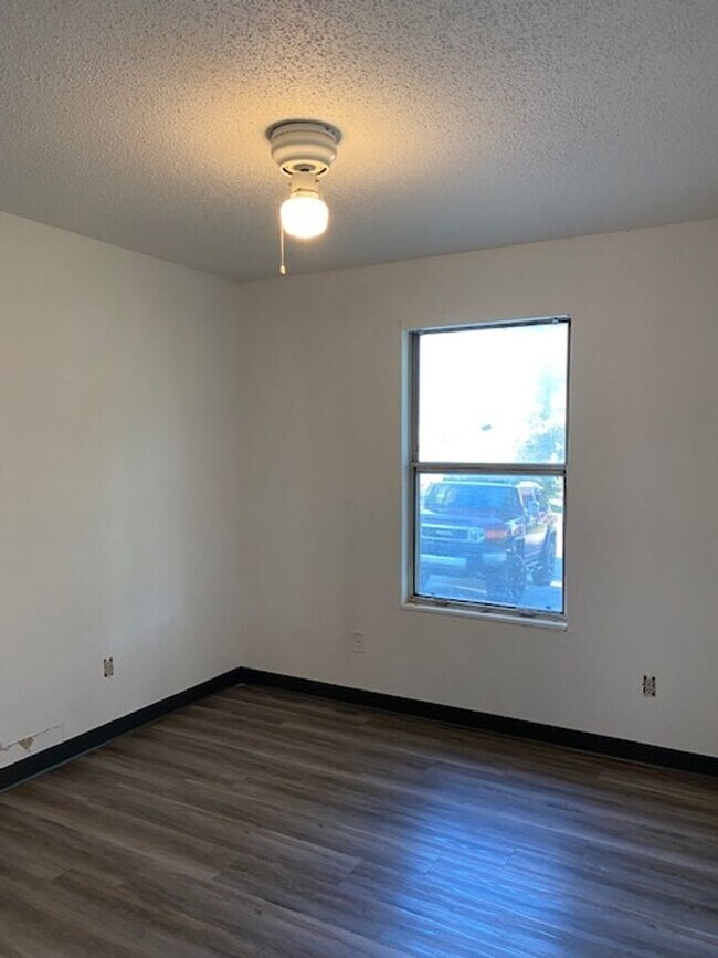 Building Photo - Newly Remodeled!