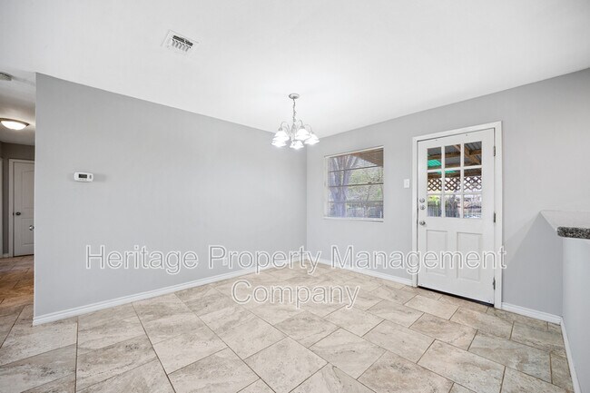 Building Photo - 205 Royal Dr