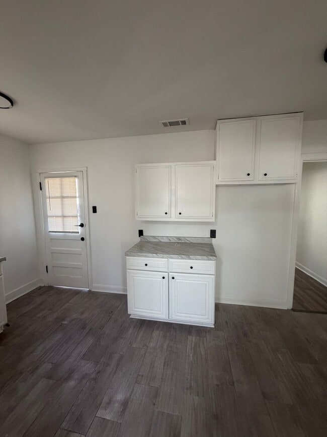 Building Photo - 890 Charles Pl