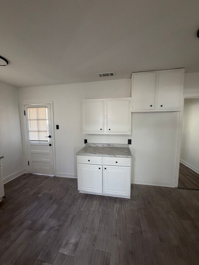 Foto del edificio - 890 Charles Pl