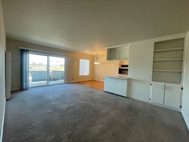 Foto del edificio - Beautiful 2 bedroom, 2 bathroom top-floor ...