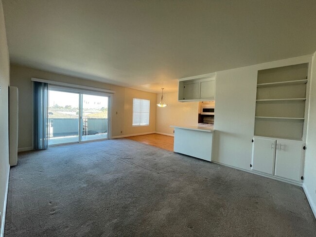 Building Photo - Beautiful 2 bedroom, 2 bathroom top-floor ...